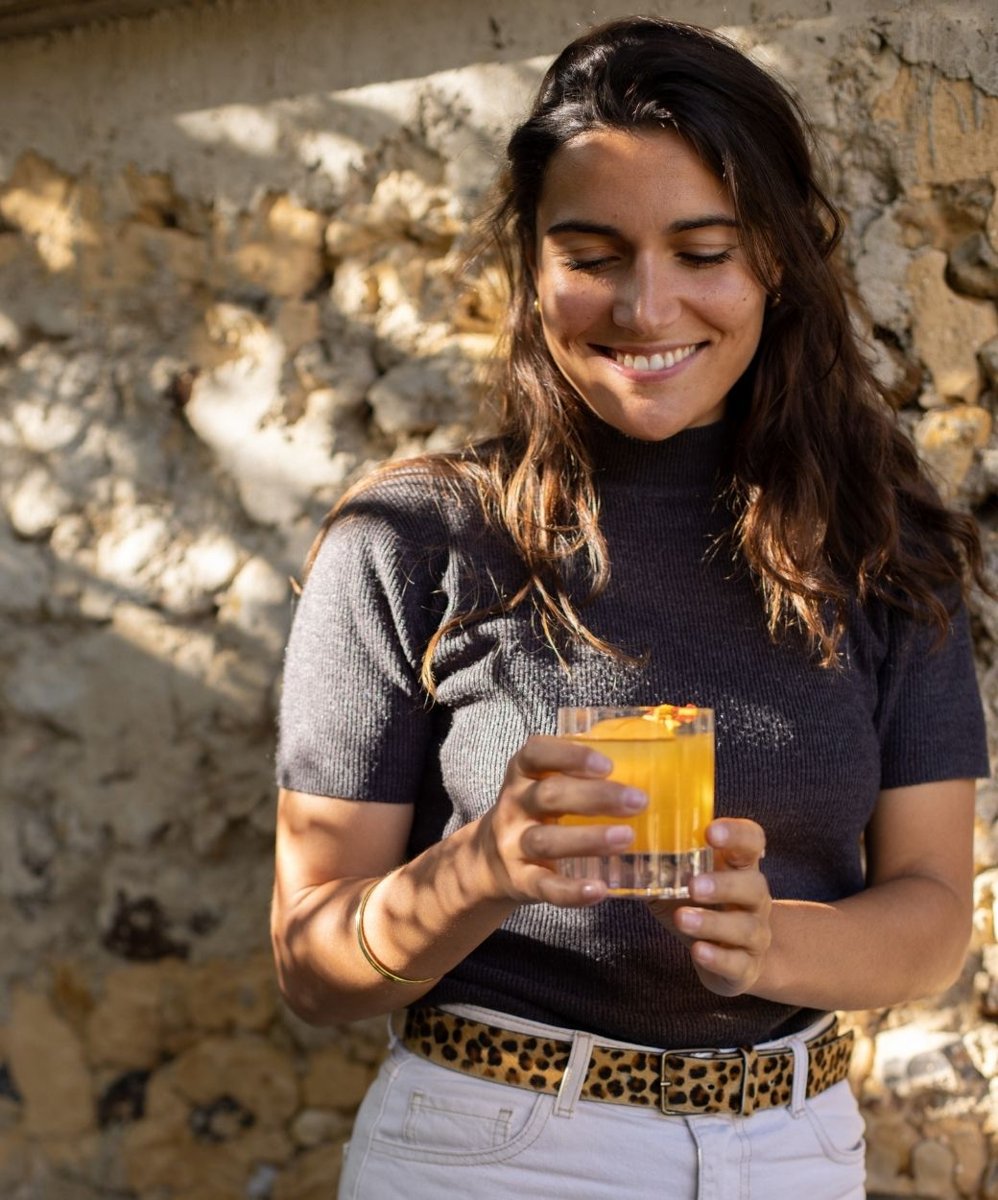 Negroni sans alcool au JNPR n°2 servi dans un verre à whisky avec zeste d'orange